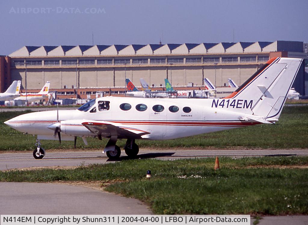 N414EM, Cessna 414A Chancellor C/N 414A0654, Taxiing for departure...