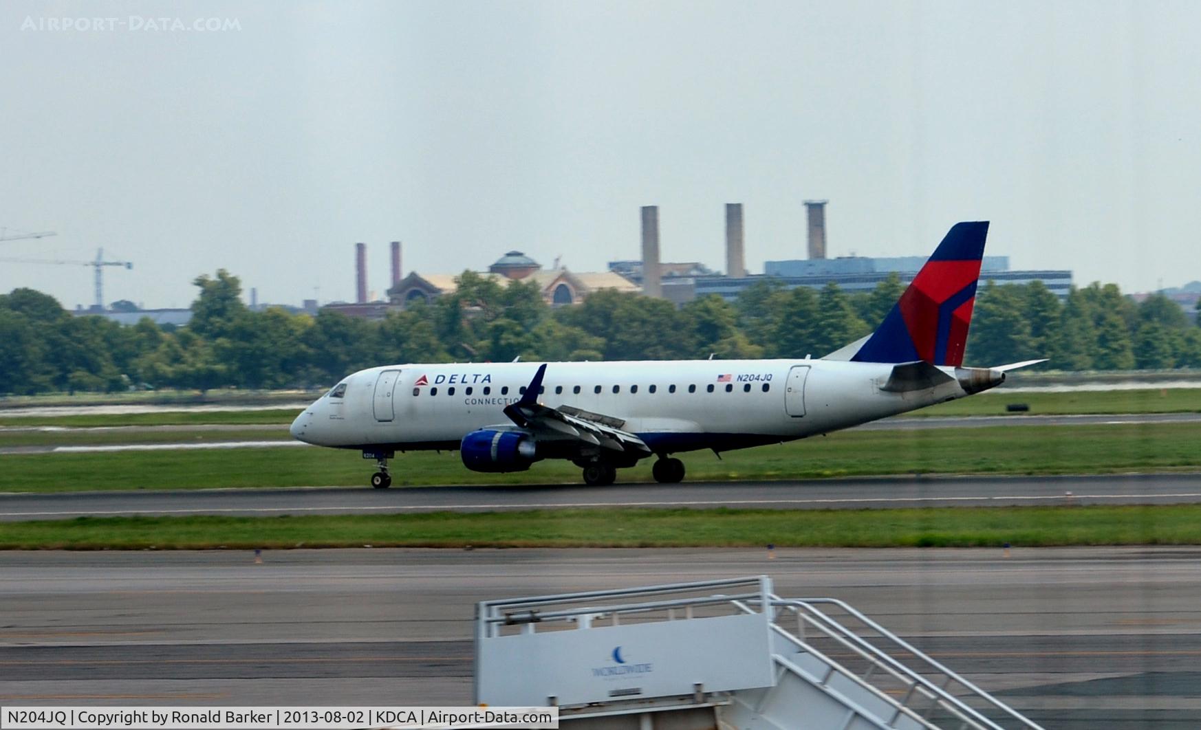 N204JQ, 2008 Embraer 175LR (ERJ-170-200LR) C/N 17000243, Landing roll DCA