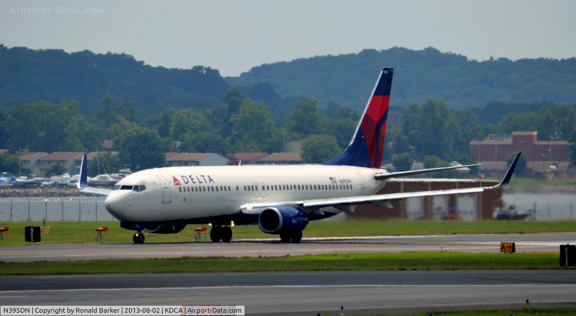 N395DN, 2000 Boeing 737-832 C/N 30773, Takeoff DCA