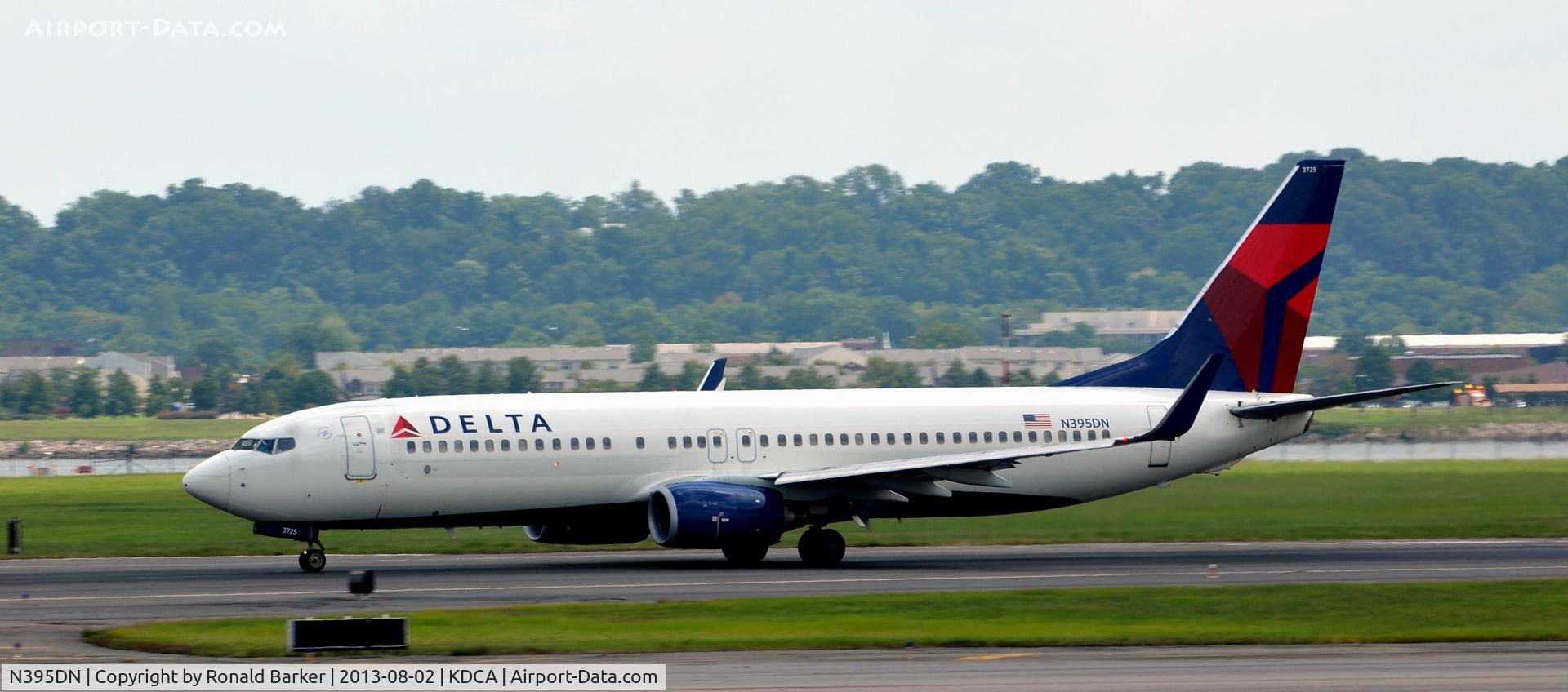 N395DN, 2000 Boeing 737-832 C/N 30773, Takeoff roll DCA