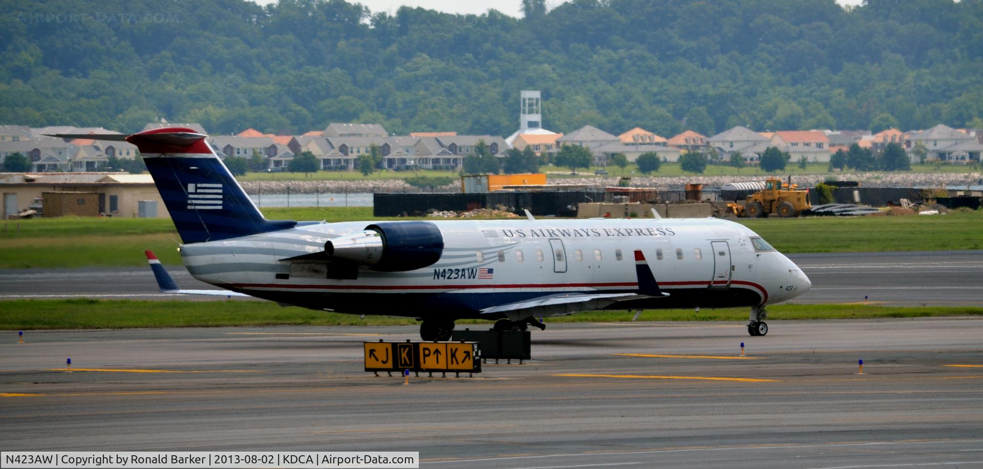 N423AW, 2002 Bombardier CRJ-200LR (CL-600-2B19) C/N 7636, Taxi National