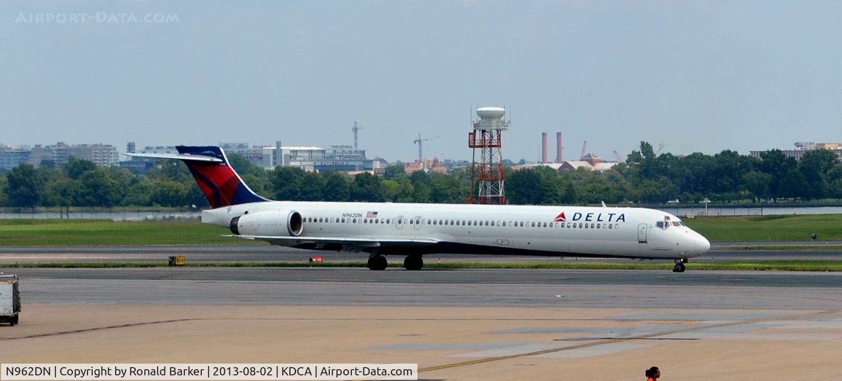 N962DN, McDonnell Douglas MD-90-30 C/N 53532, Taxi  National