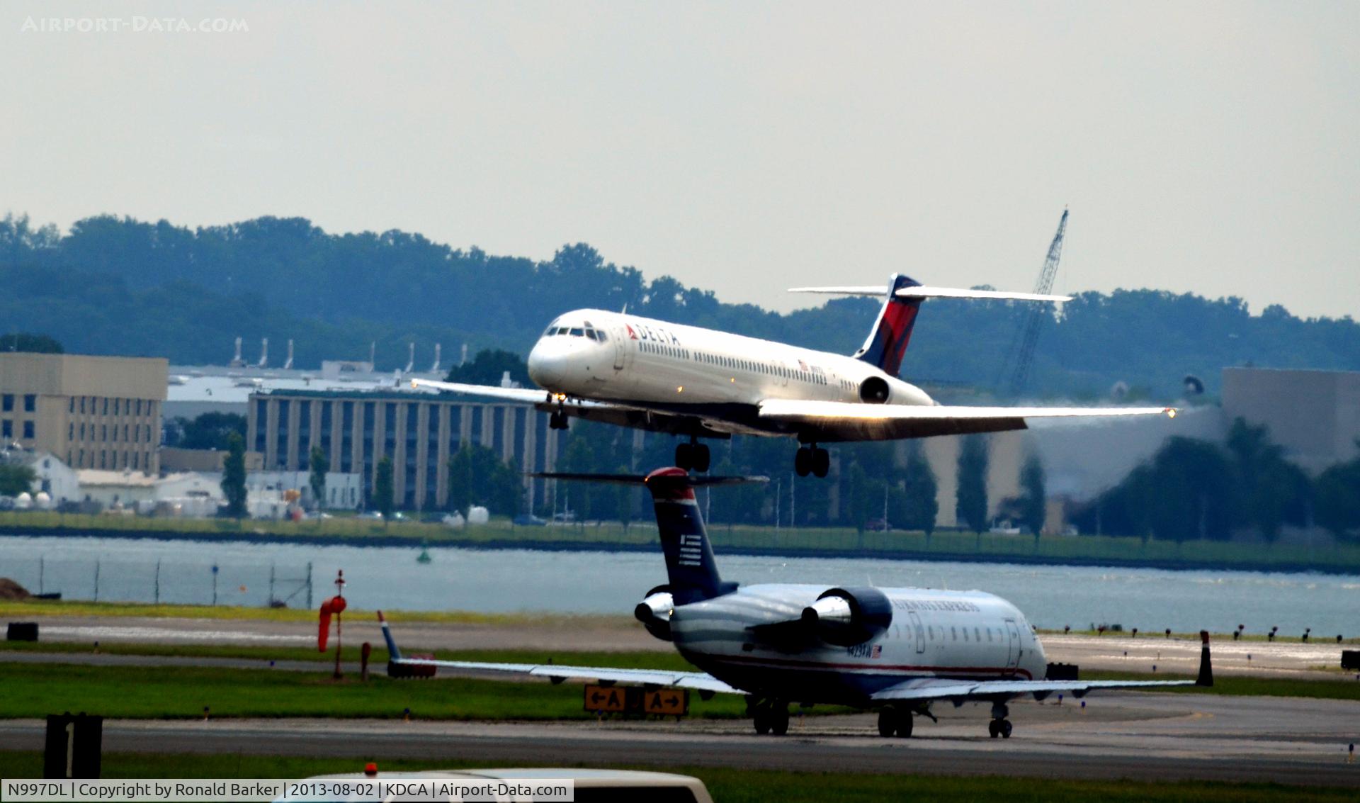 N997DL, 1992 McDonnell Douglas MD-88 C/N 53364, Landing National