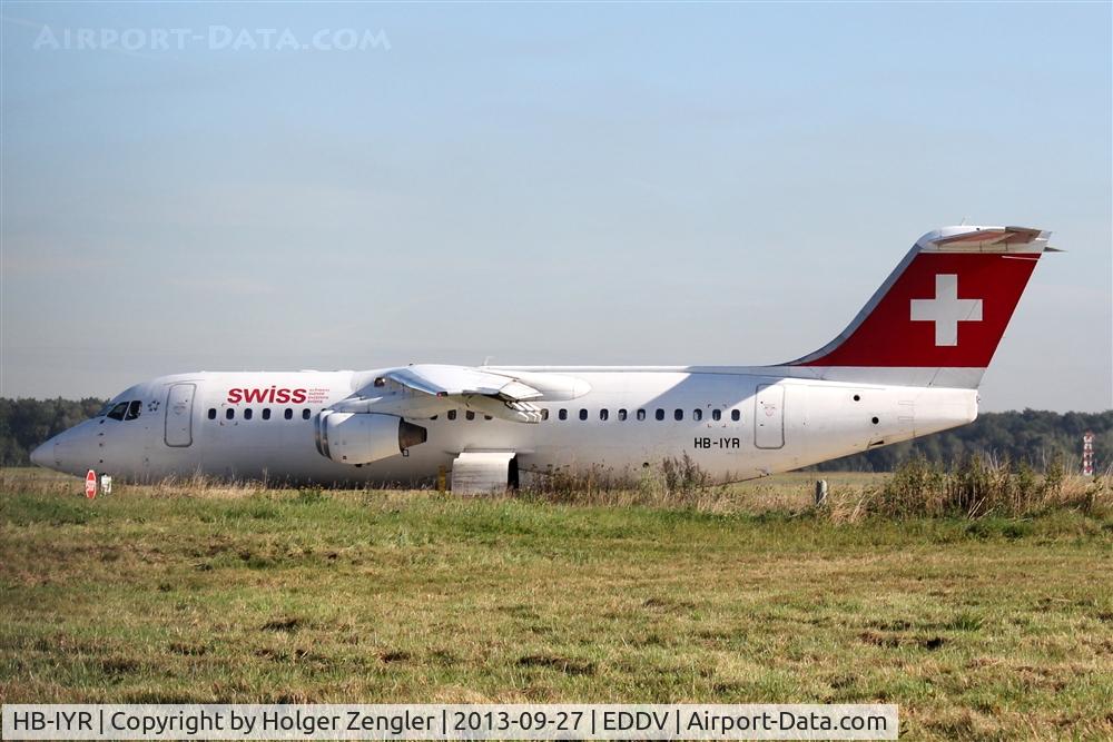 HB-IYR, 2001 British Aerospace Avro 146-RJ100 C/N E3382, Leaving HAJ with destination ZRH along taxiway N......