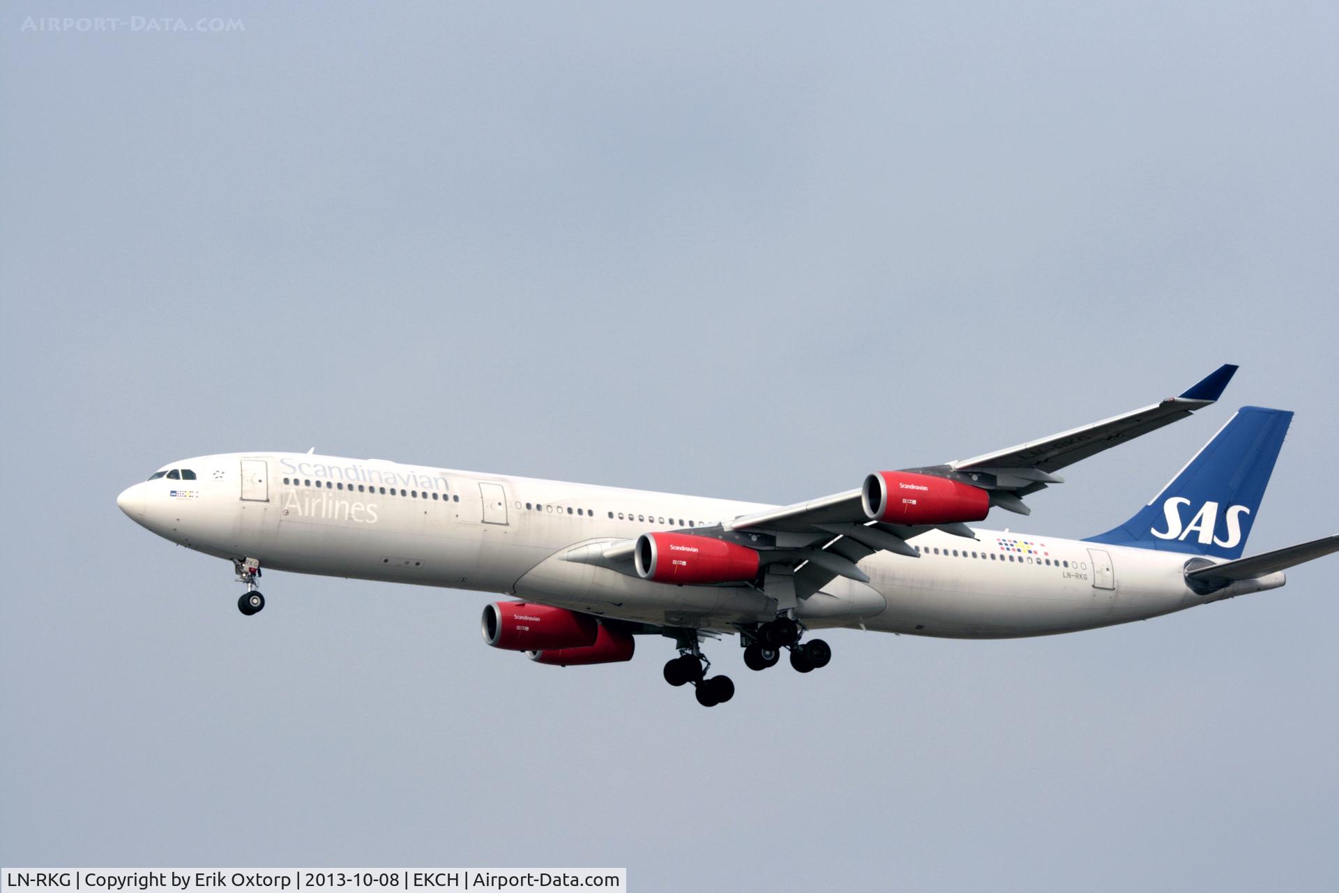 LN-RKG, 2001 Airbus A340-313X C/N 424, Note the all red engines.