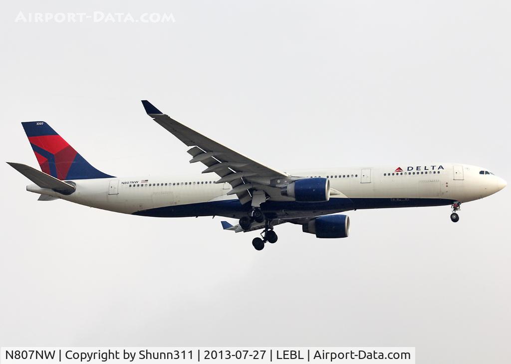 N807NW, 2004 Airbus A330-323 C/N 0588, Landing rwy 07L