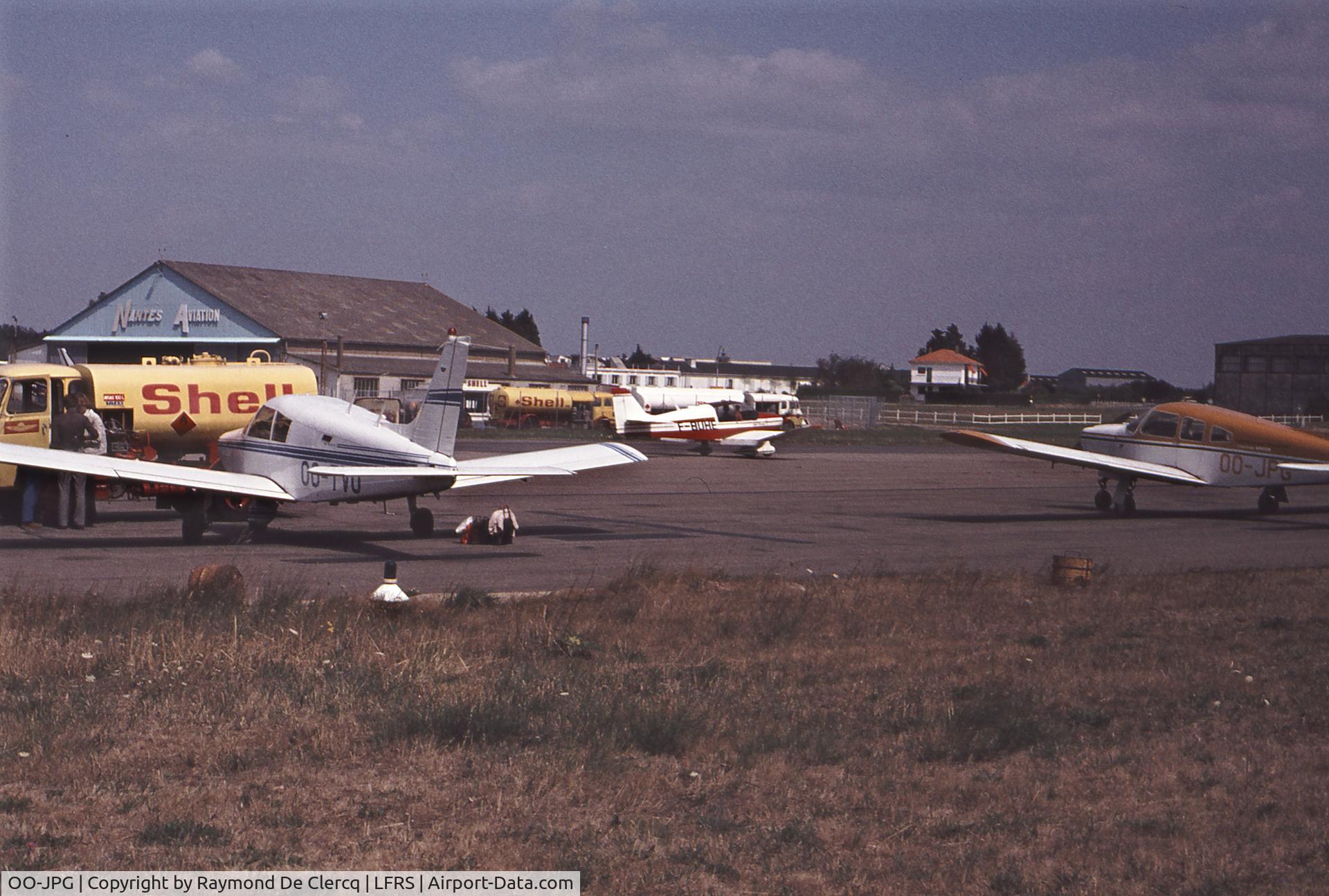 OO-JPG, 1973 Piper PA-28R-200 Arrow II C/N 28R-7435005, Fuel stop in Nantes on our way to Biarritz ,
Cherokee OO-TVO and Cherokee Arrow OO-JPG.
July 1976.
