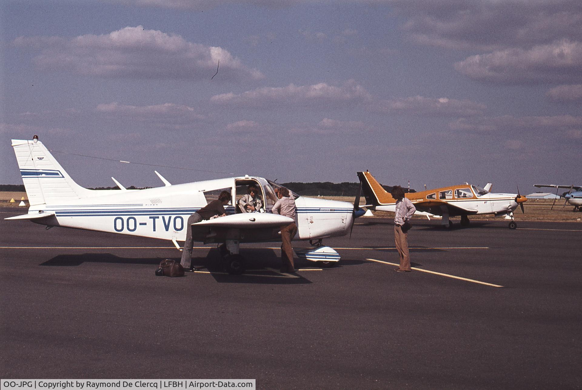 OO-JPG, 1973 Piper PA-28R-200 Arrow II C/N 28R-7435005, Cherokee Arrow OO-JPG behind OO-TVO on our way back from
Biarritz to Ghent in July 1976.