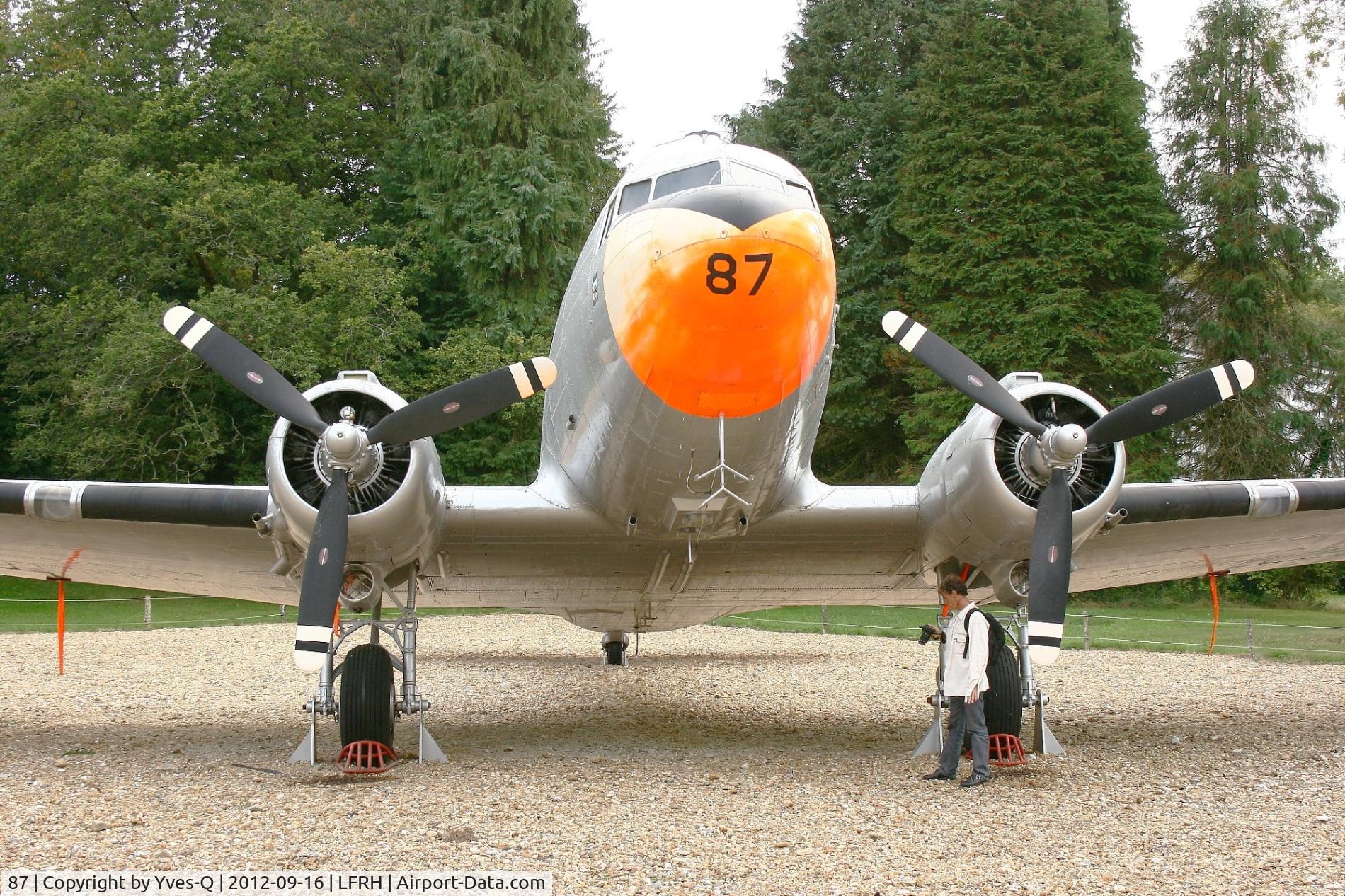 87, 1942 Douglas DC-3A-360 (C-47) C/N 4579, Douglas C-47 DL, Displayed at Lann Bihoué Air Base (LFRH-LRT)
