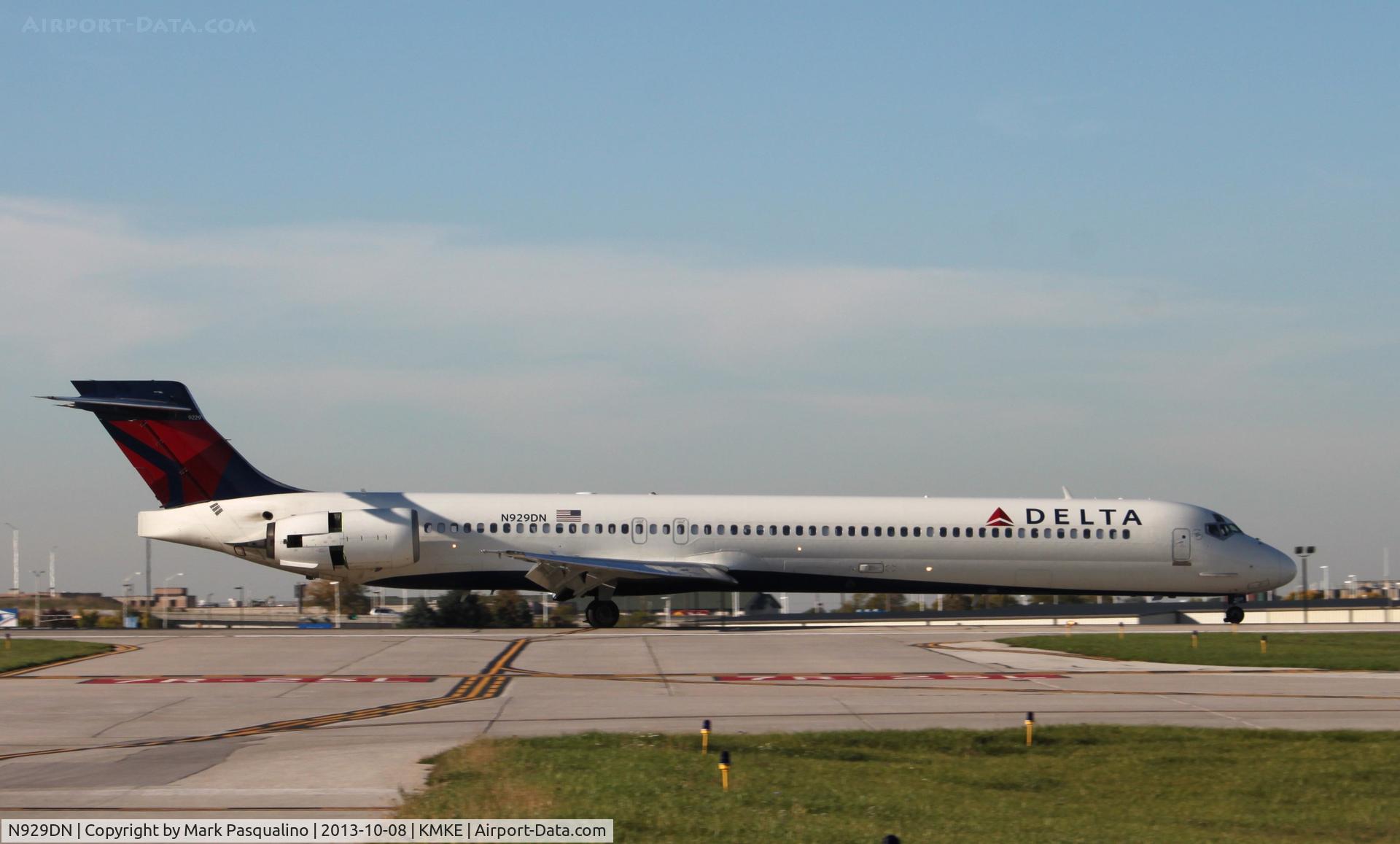 N929DN, 1996 McDonnell Douglas MD-90-30 C/N 53459, MD-90-30