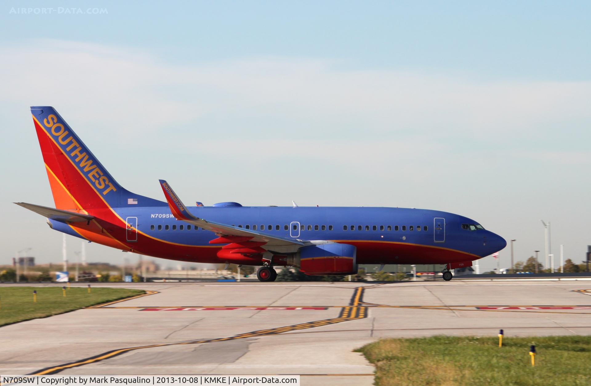N709SW, 1998 Boeing 737-7H4 C/N 27843, Boeing 737-700