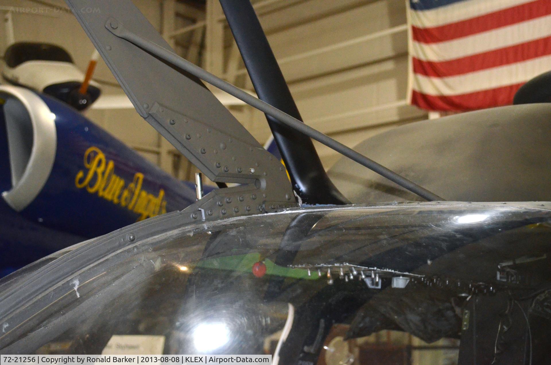 72-21256, 1972 Bell OH-58A Kiowa C/N 41922, Cable cutter mounted on top of helicopter   - Aviation Museum of KY