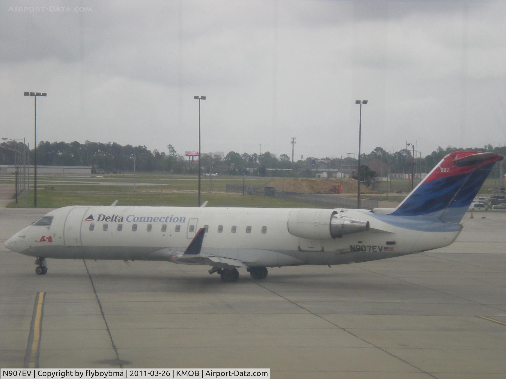 N907EV, 2002 Bombardier CRJ-200ER (CL-600-2B19) C/N 7648, Taxiing away from the gate.