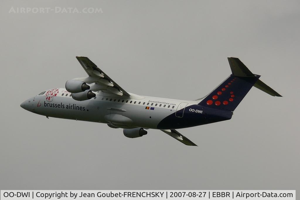 OO-DWI, 1999 British Aerospace Avro 146-RJ100 C/N E3342, take off to Bilbao
