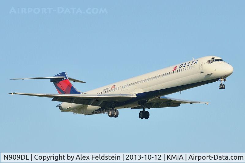 N909DL, 1987 McDonnell Douglas MD-88 C/N 49540, Miami