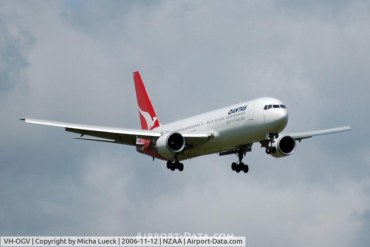 VH-OGV, 2000 Boeing 767-338 C/N 30186, At Auckland
