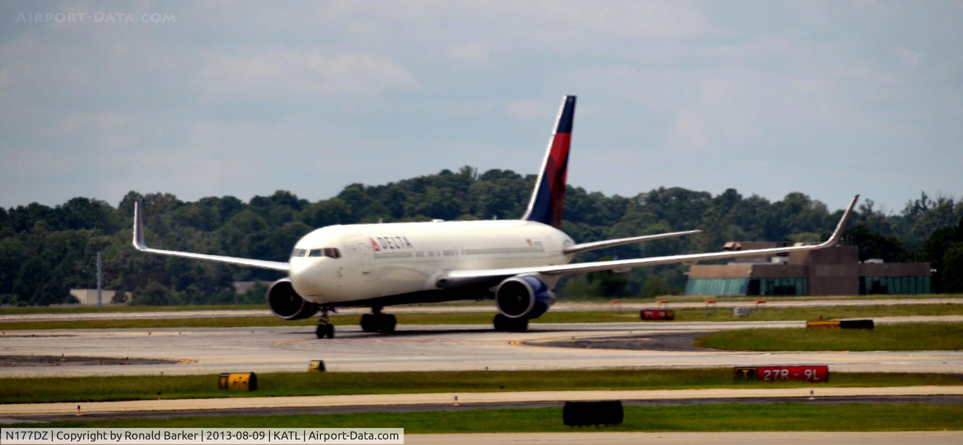 N177DZ, 1999 Boeing 767-332 C/N 29698, Taxi Atlanta