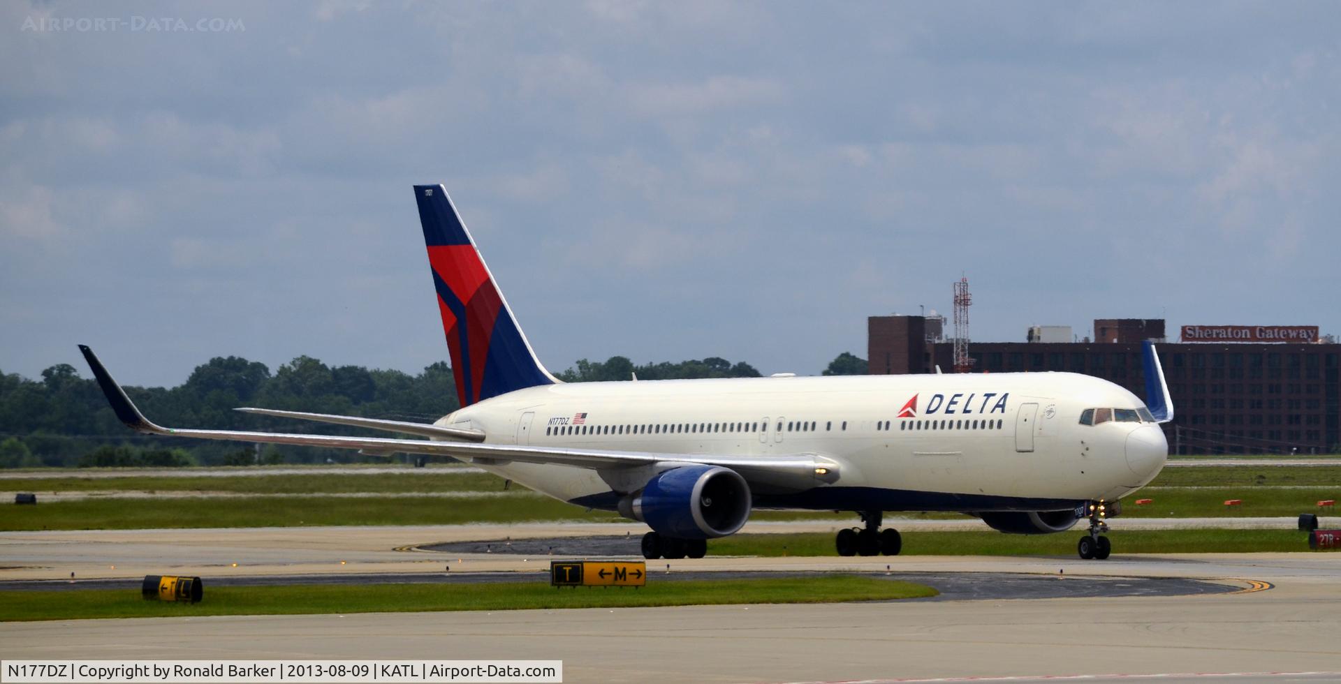 N177DZ, 1999 Boeing 767-332 C/N 29698, Taxi Atlanta