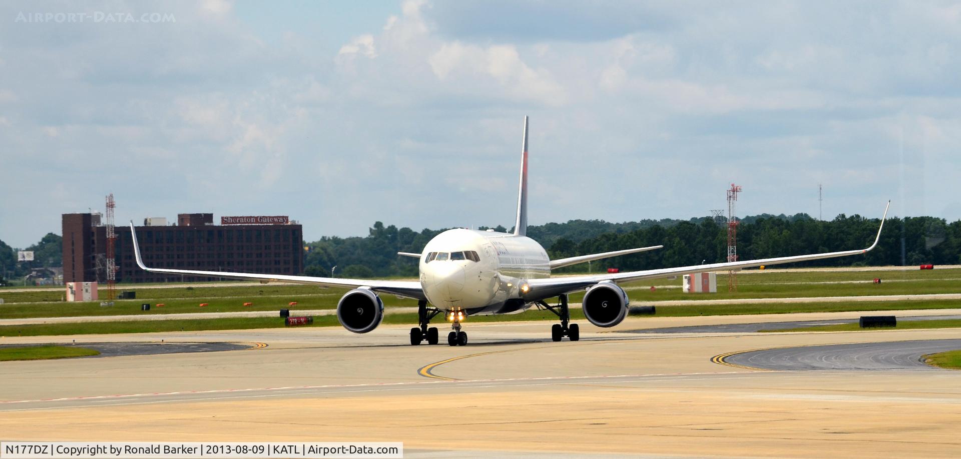 N177DZ, 1999 Boeing 767-332 C/N 29698, Taxi Atlanta