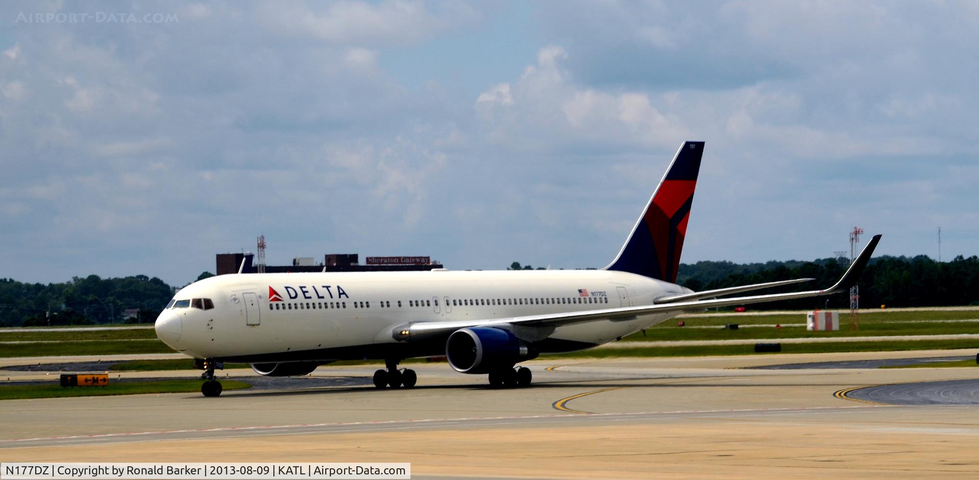 N177DZ, 1999 Boeing 767-332 C/N 29698, Taxi Atlanta