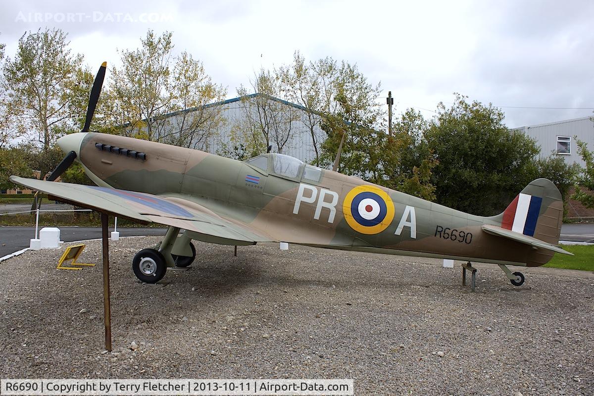 R6690, Supermarine Spitfire Replica C/N BAPC.254, Replica Spitfire at Yorkshire Air Museum