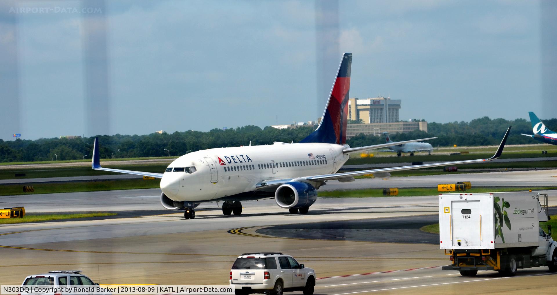 N303DQ, 2008 Boeing 737-732 C/N 29688, Taxi Atlanta