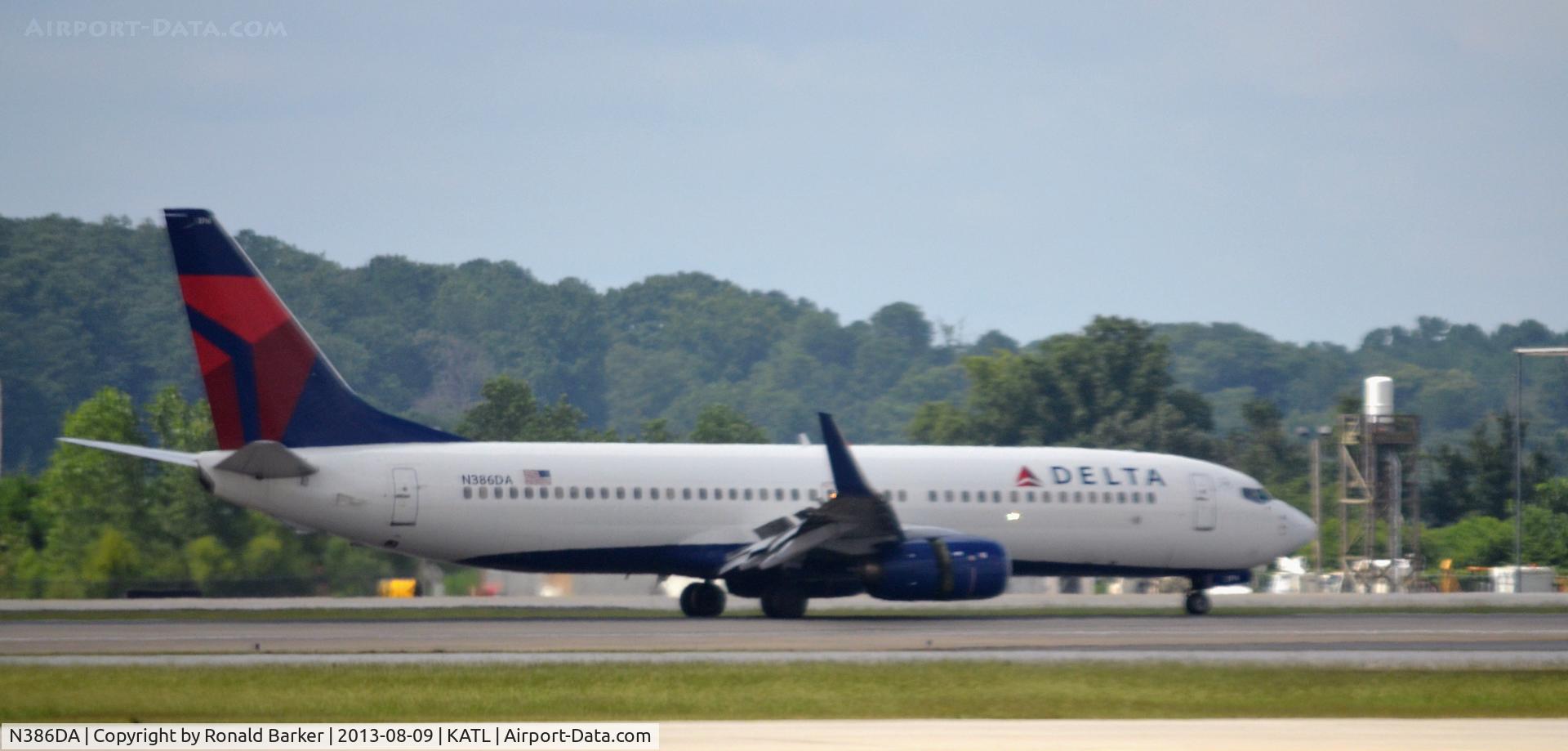 N386DA, 1999 Boeing 737-832 C/N 30373, Landing Atlanta