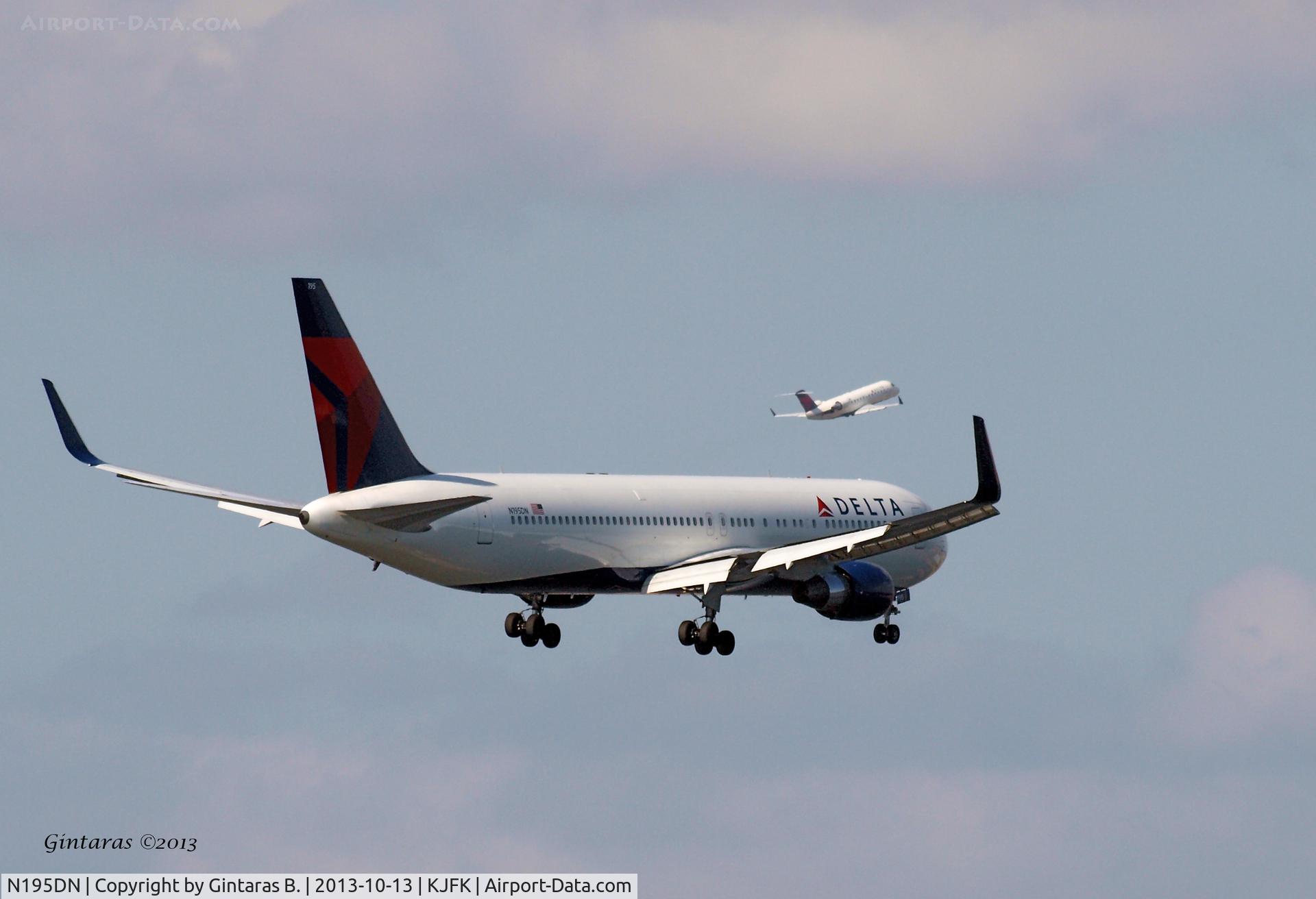 N195DN, 1997 Boeing 767-332 C/N 28452, Going to a landing @ 4R @ JFK