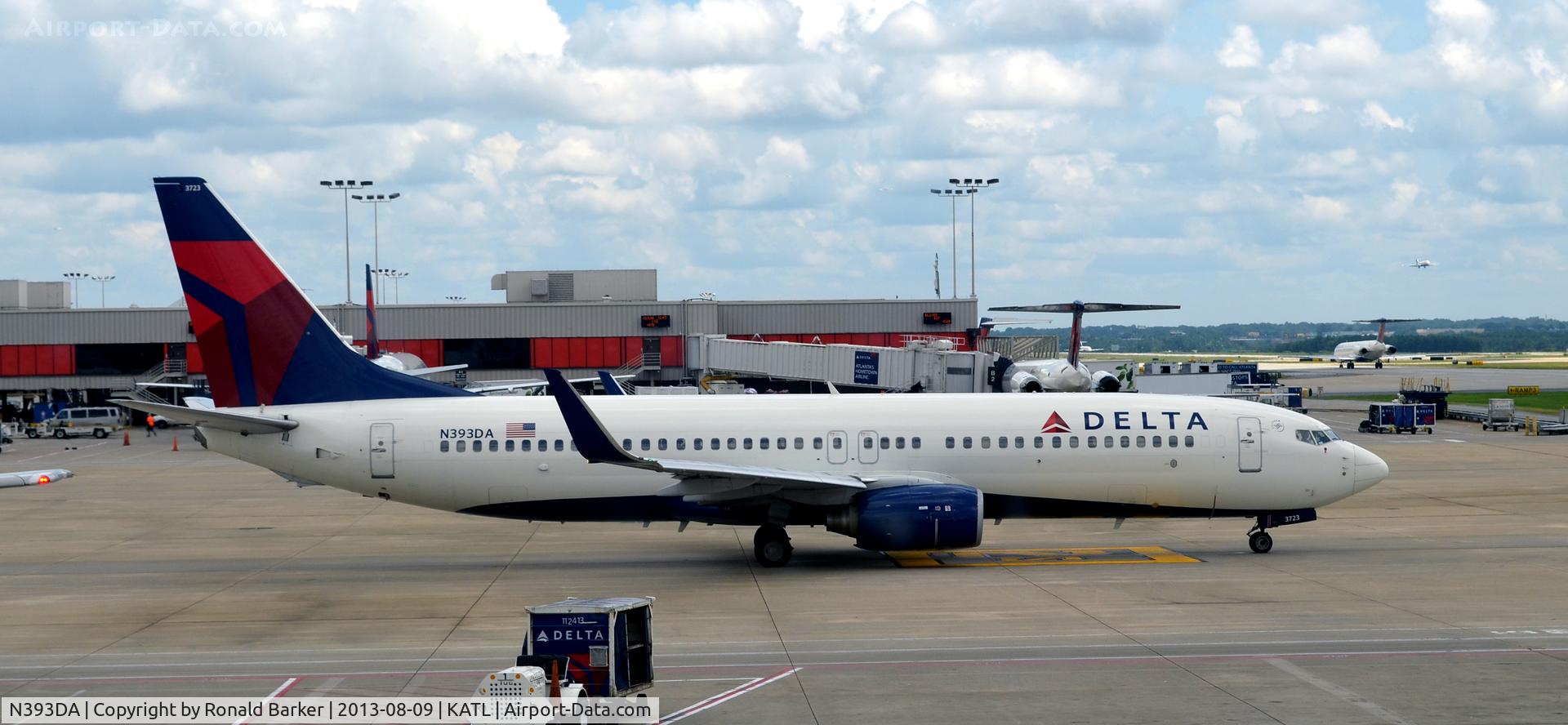 N393DA, 2000 Boeing 737-832 C/N 30377, Taxi Atlanta