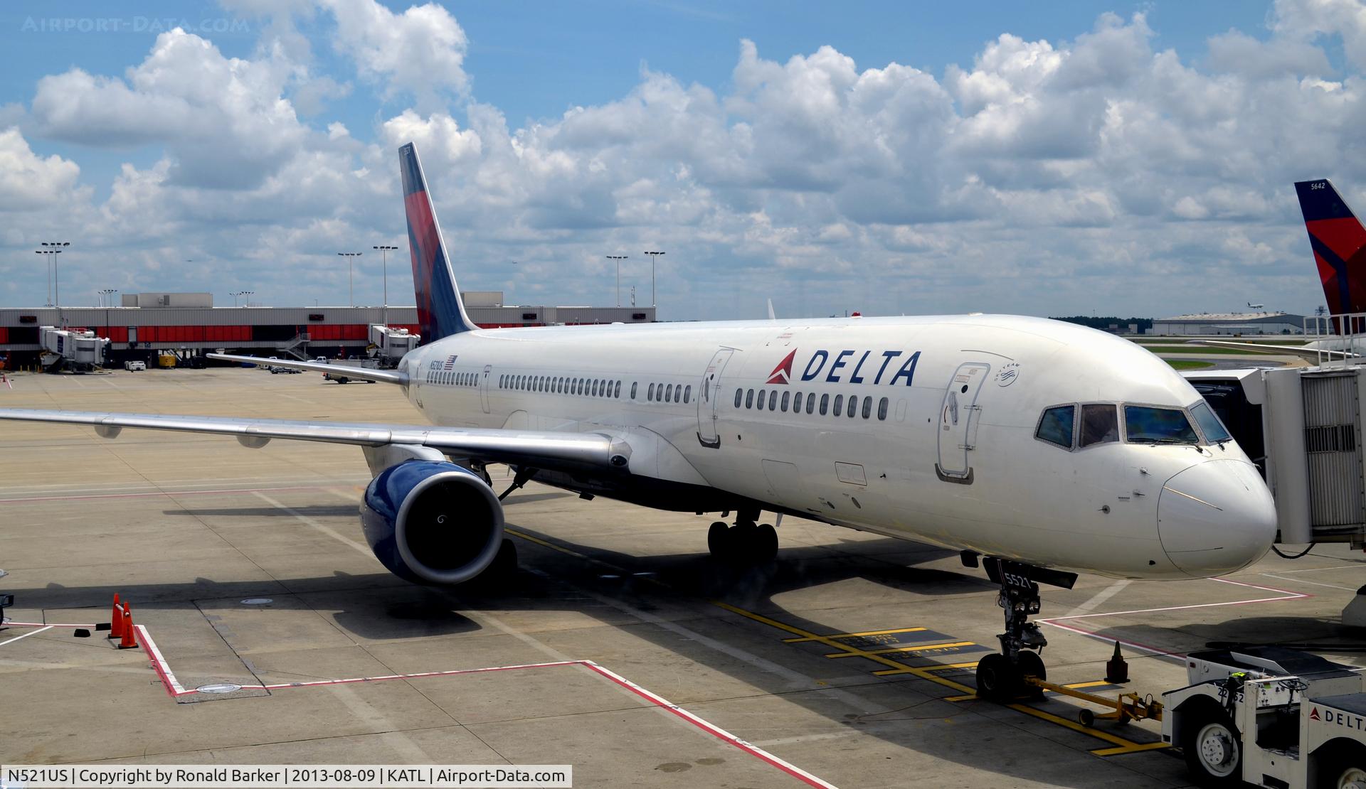 N521US, 1986 Boeing 757-251 C/N 23209, Pushback Atlanta