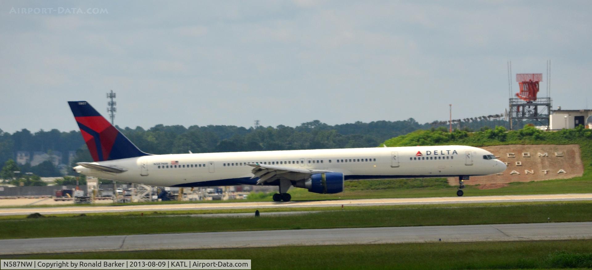 N587NW, 2002 Boeing 757-351 C/N 32986, Landing Atlanta
