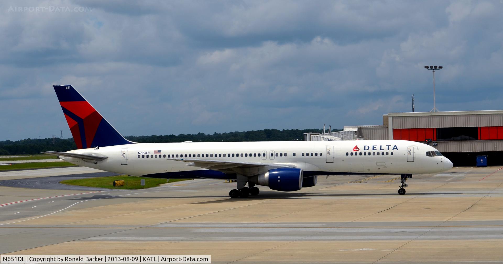N651DL, 1989 Boeing 757-232 C/N 24391, Taxi Atlanta