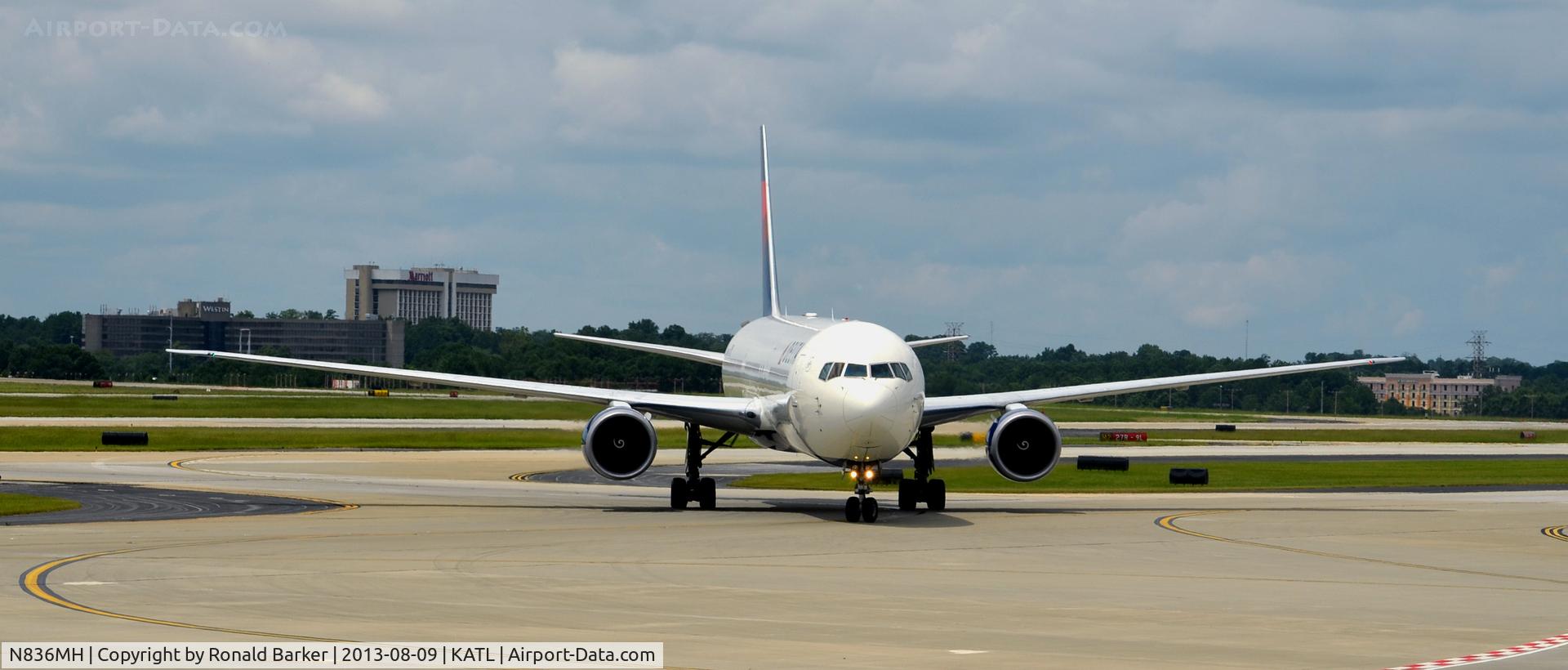 N836MH, 2000 Boeing 767-432/ER C/N 29709, Taxi Atlanta