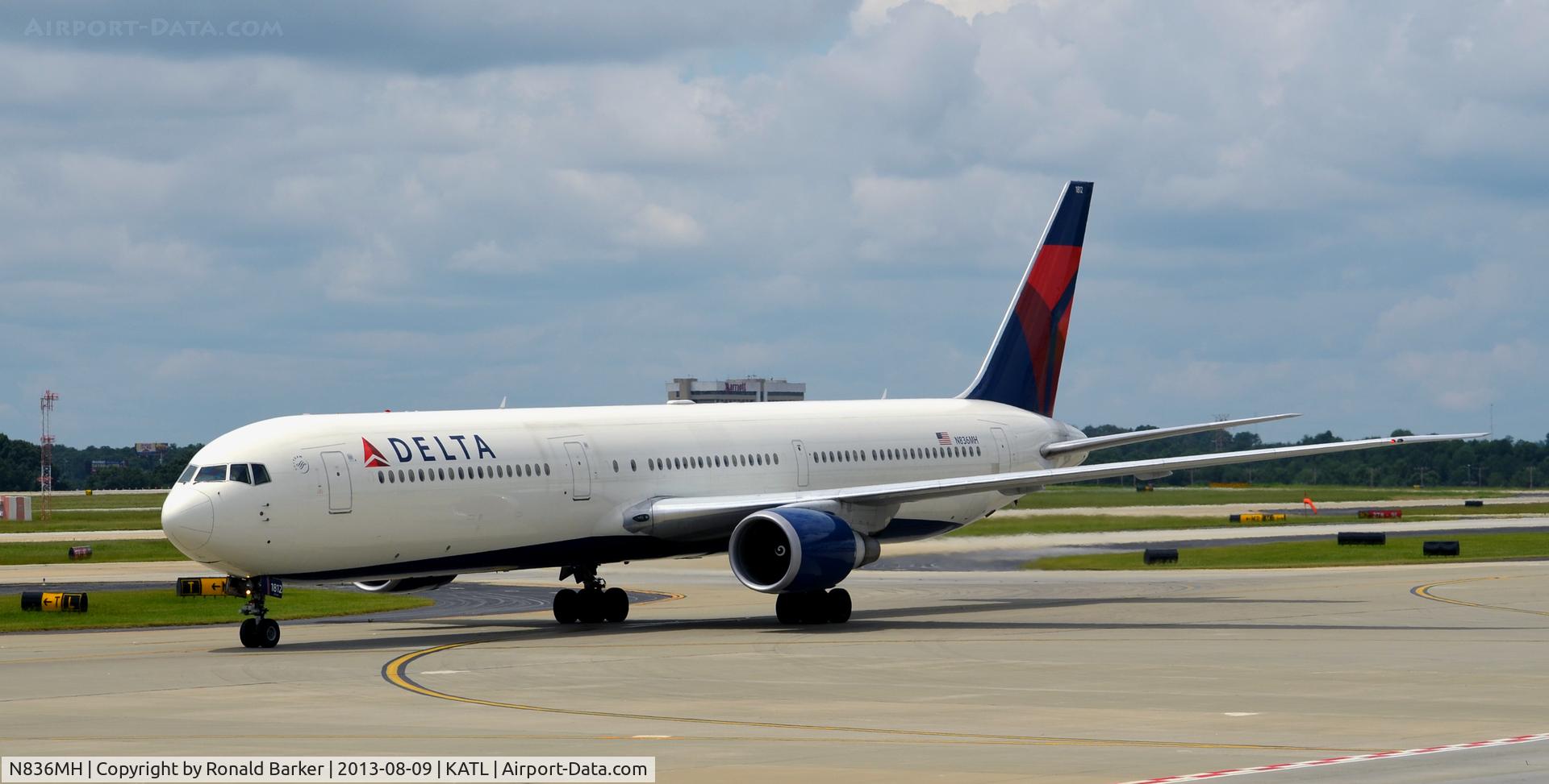 N836MH, 2000 Boeing 767-432/ER C/N 29709, Taxi Atlanta