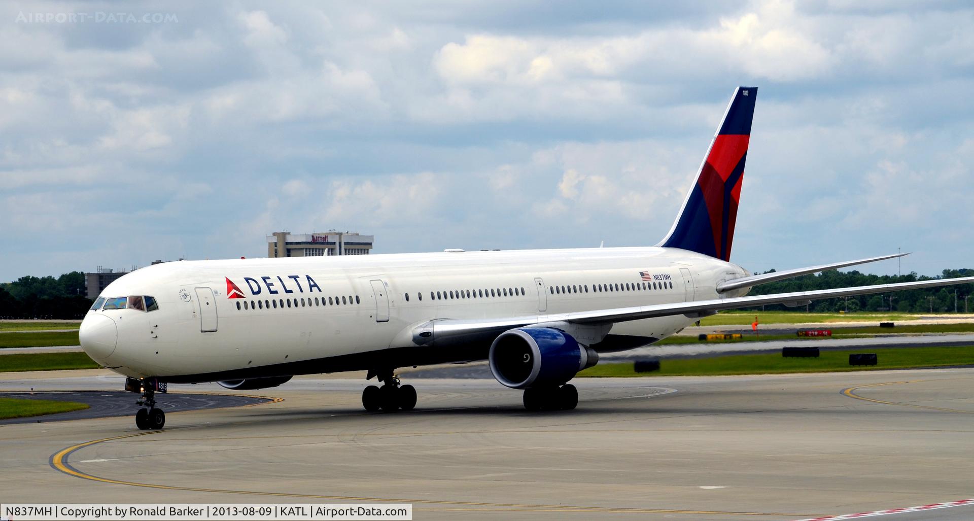 N837MH, 2000 Boeing 767-432/ER C/N 29710, Taxi Atlanta