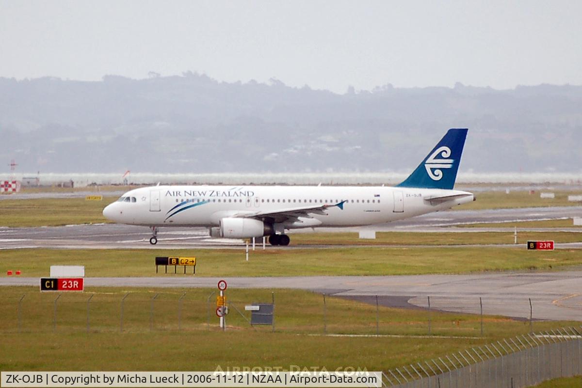 ZK-OJB, 2003 Airbus A320-232 C/N 2090, At Auckland