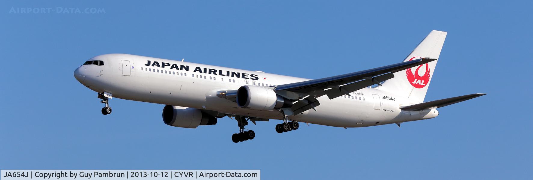 JA654J, 2010 Boeing 767-346/ER C/N 40366, Landing
