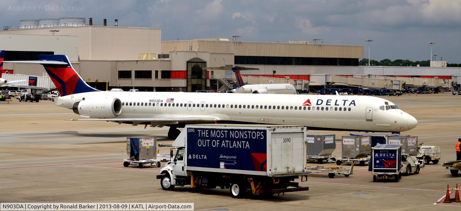 N903DA, 1995 McDonnell Douglas MD-90-30 C/N 53383, Pushback Atlanta