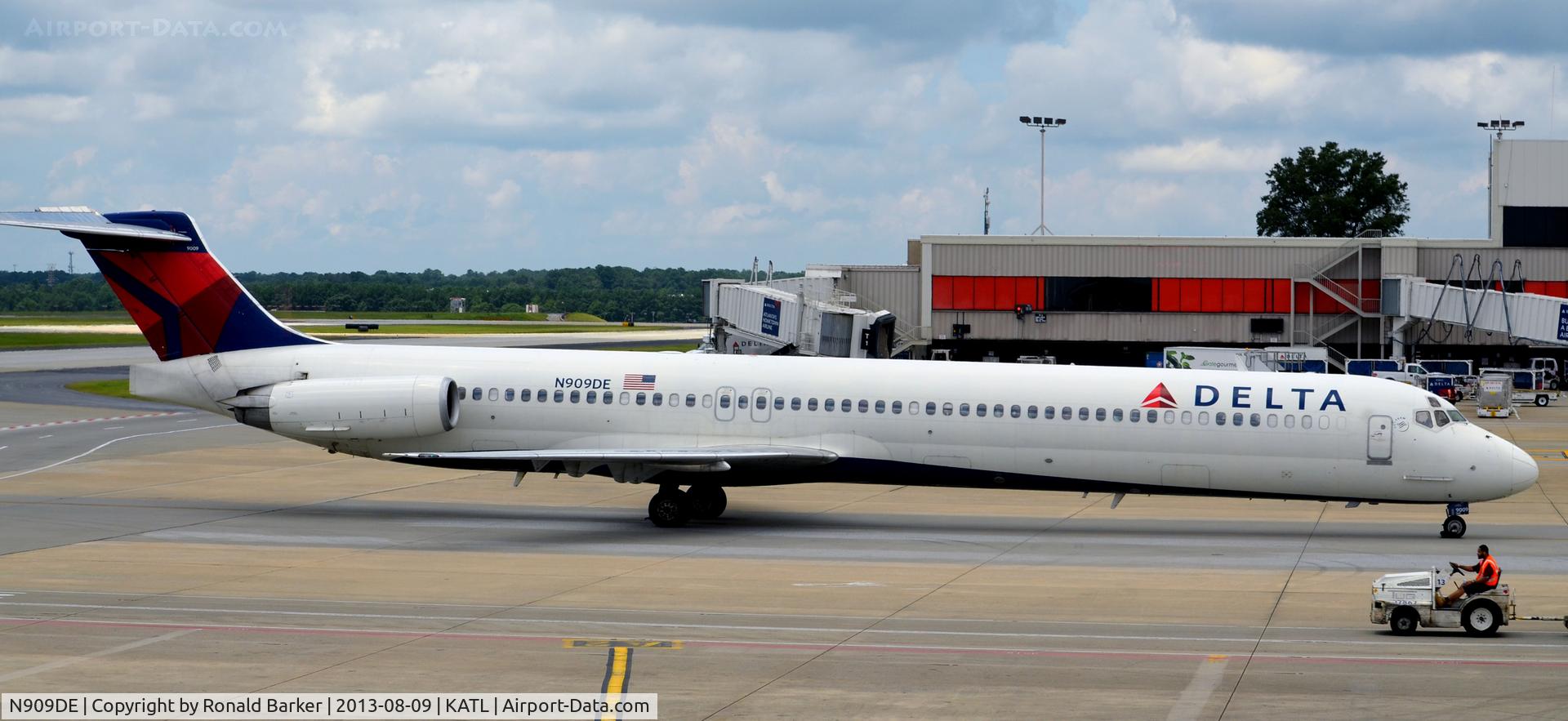 N909DE, 1992 McDonnell Douglas MD-88 C/N 53418, Taxi to park Atlanta