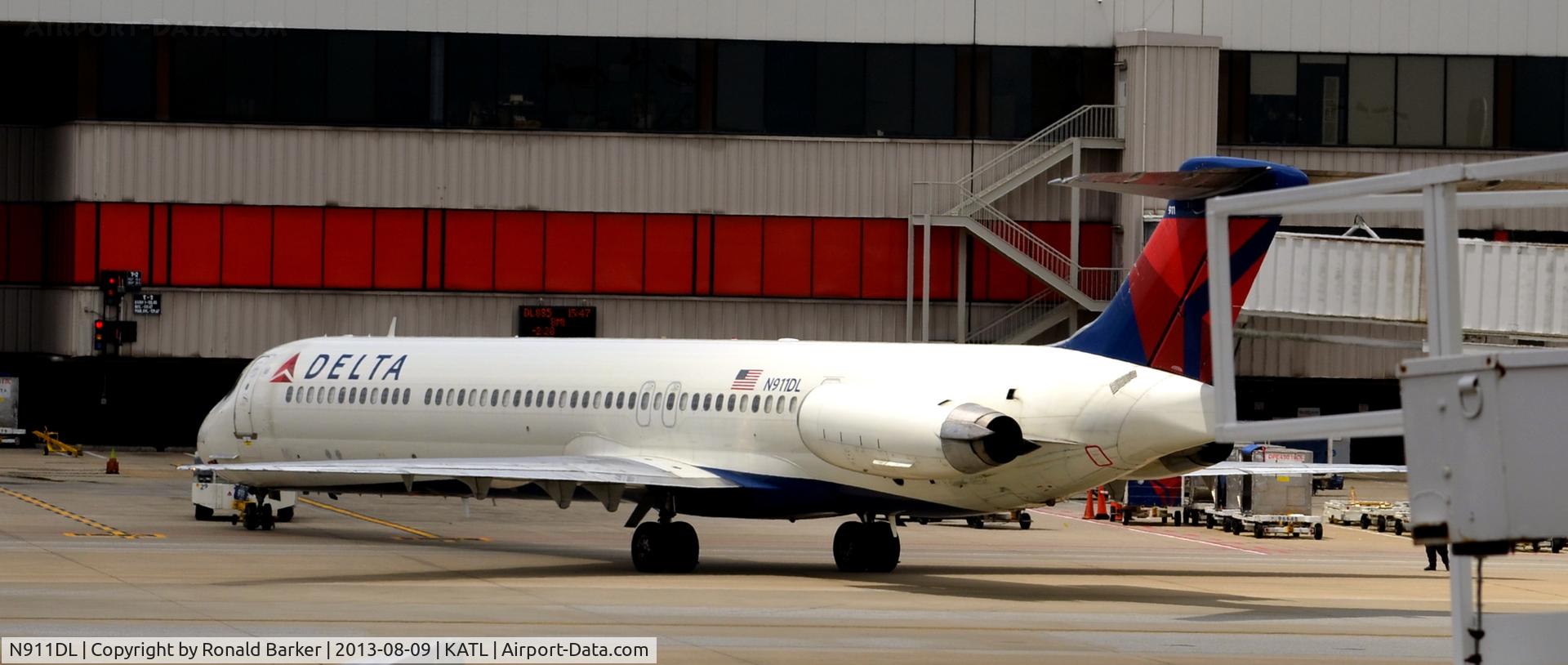 N911DL, 1987 McDonnell Douglas MD-88 C/N 49542, Pushback Atlanta