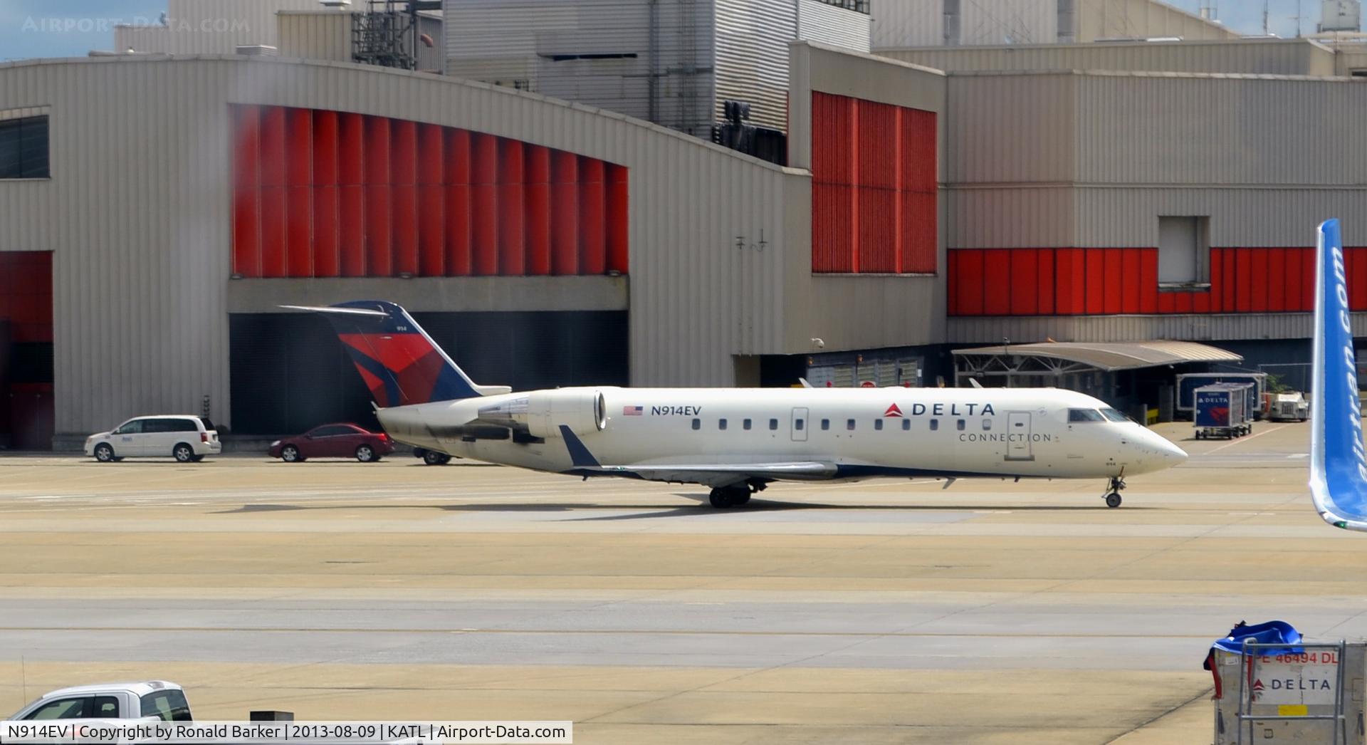 N914EV, 2003 Bombardier CRJ-200ER (CL-600-2B19) C/N 7752, Taxi Atlanta