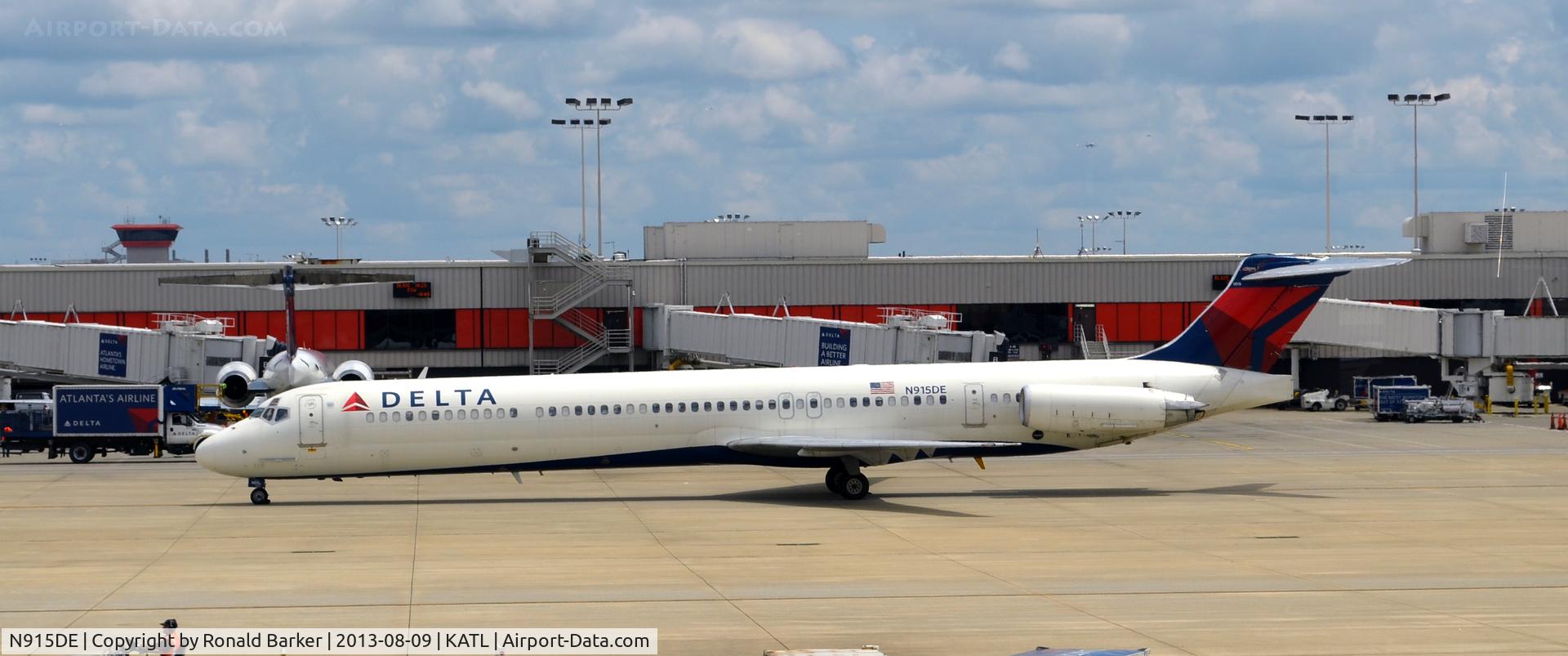 N915DE, 1993 McDonnell Douglas MD-88 C/N 53420, Taxi Atlanta