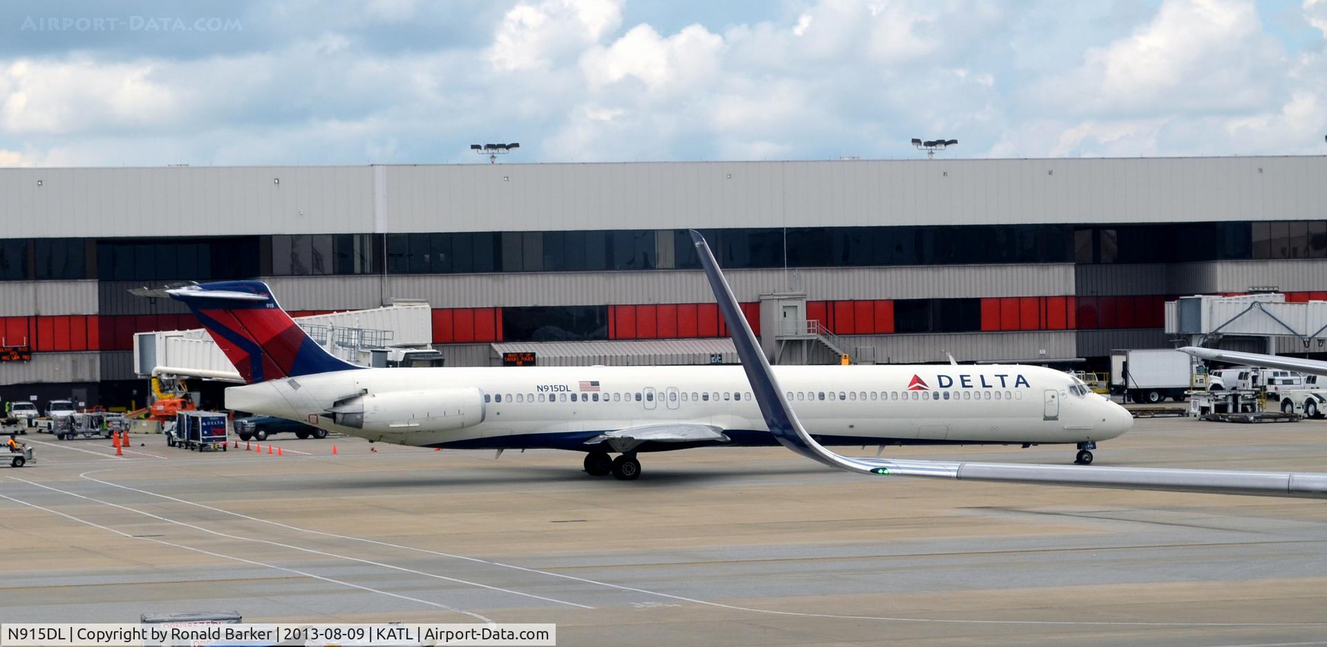 N915DL, 1988 McDonnell Douglas MD-88 C/N 49546, Taxi Atlanta