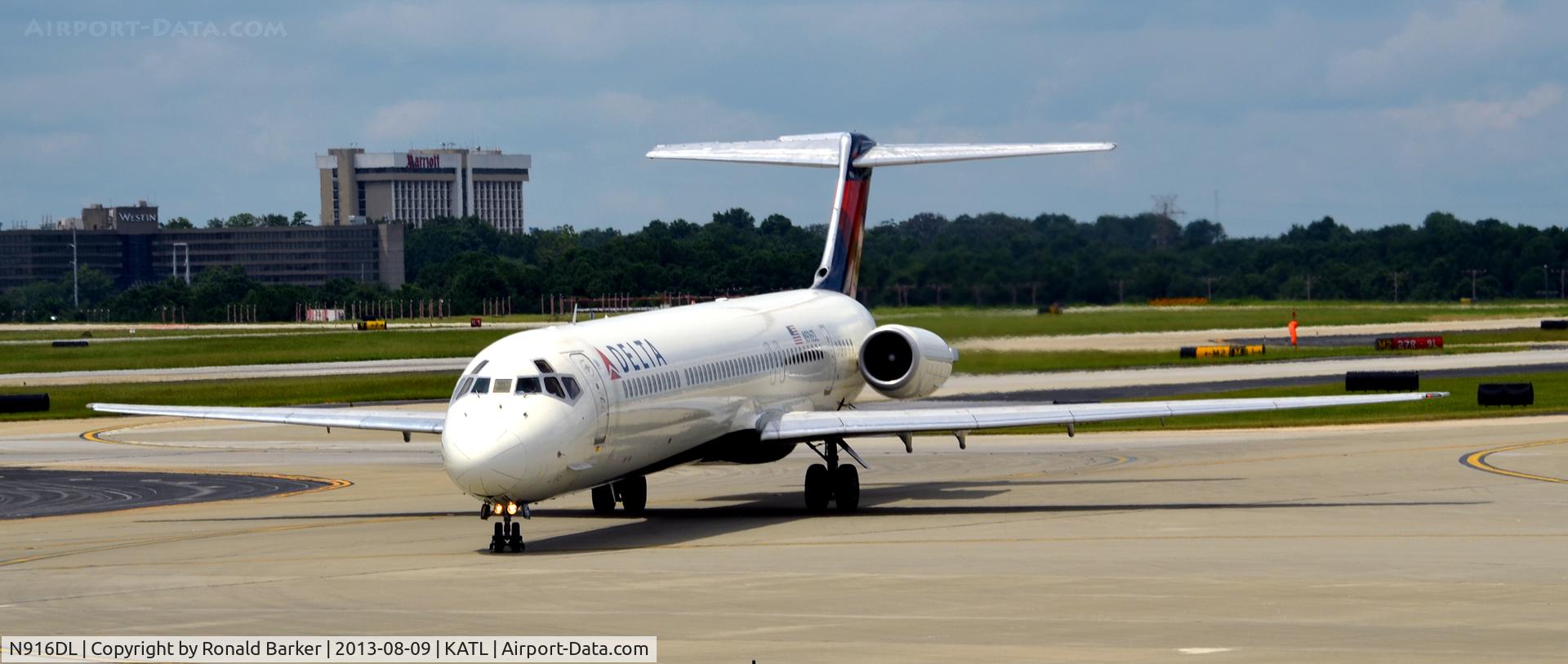 N916DL, 1988 McDonnell Douglas MD-88 C/N 49591, Taxi Atlanta