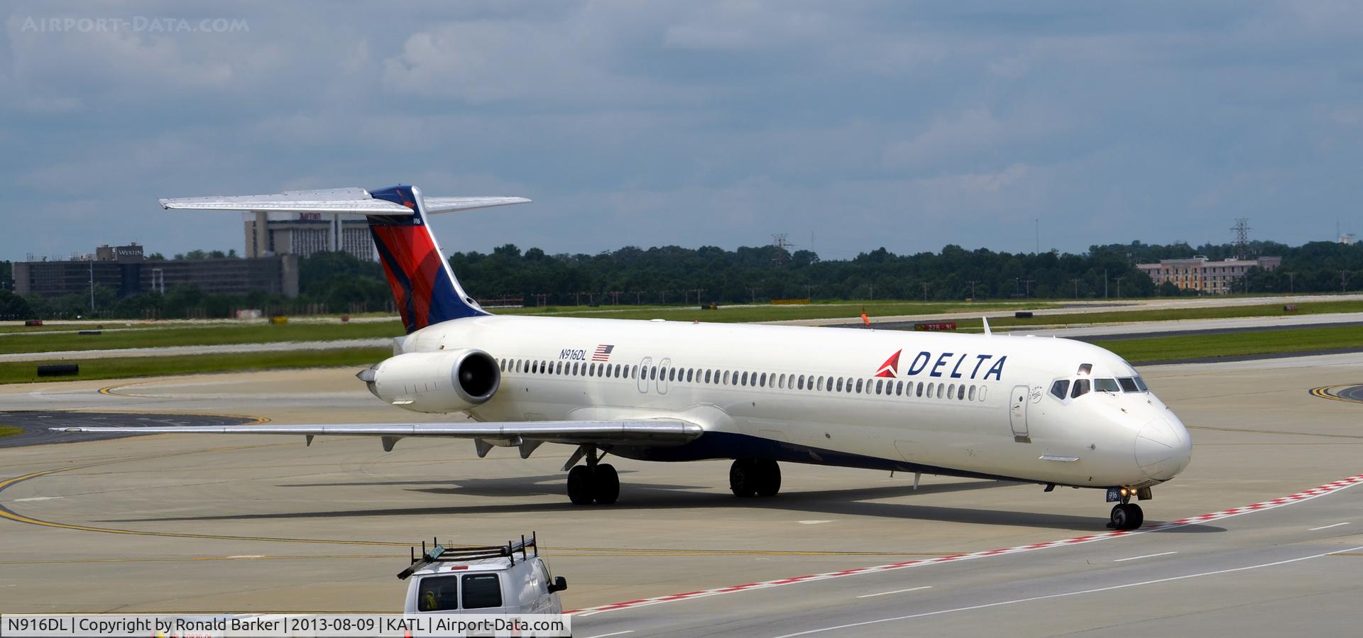 N916DL, 1988 McDonnell Douglas MD-88 C/N 49591, Taxi Atlanta