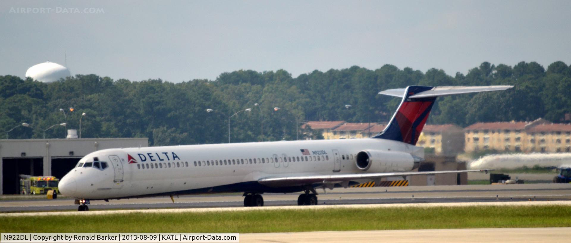 N922DL, 1988 McDonnell Douglas MD-88 C/N 49646, Taxi Atlanta