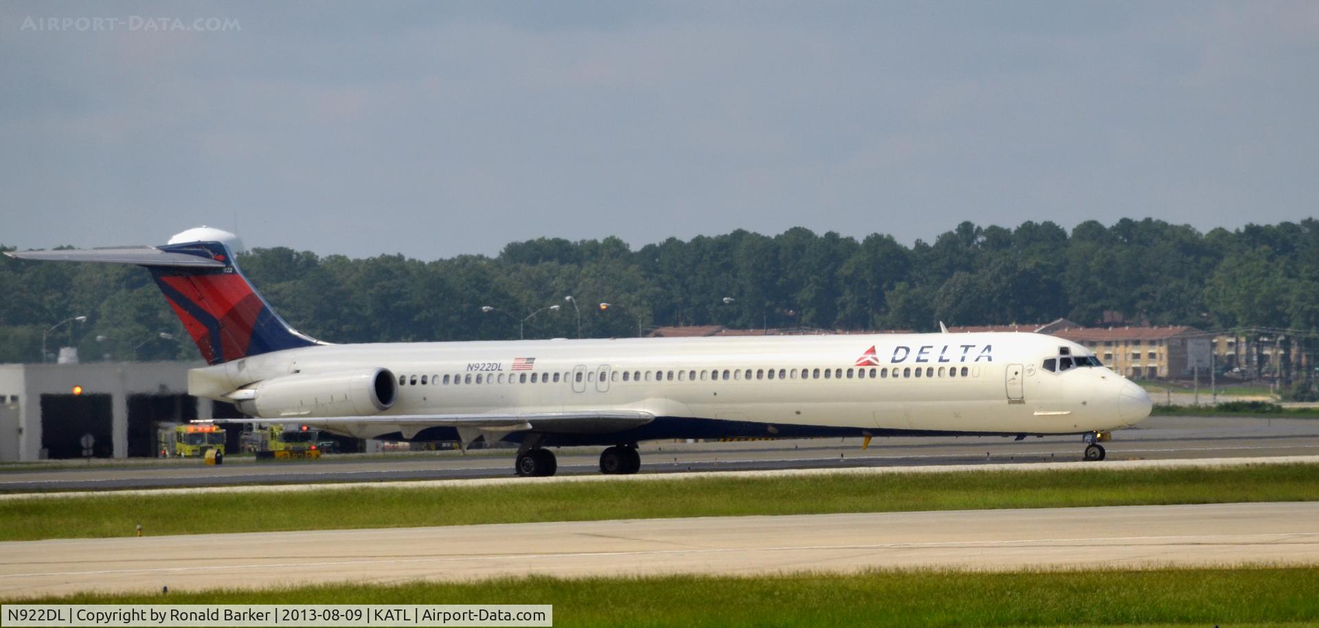 N922DL, 1988 McDonnell Douglas MD-88 C/N 49646, Taxi Atlanta