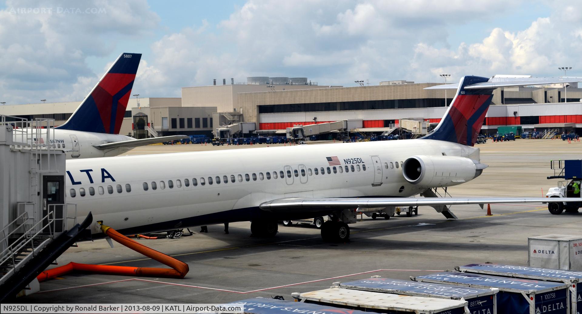 N925DL, 1988 McDonnell Douglas MD-88 C/N 49712, At the gate, air conditioning hoses in place, rear door open Atlanta