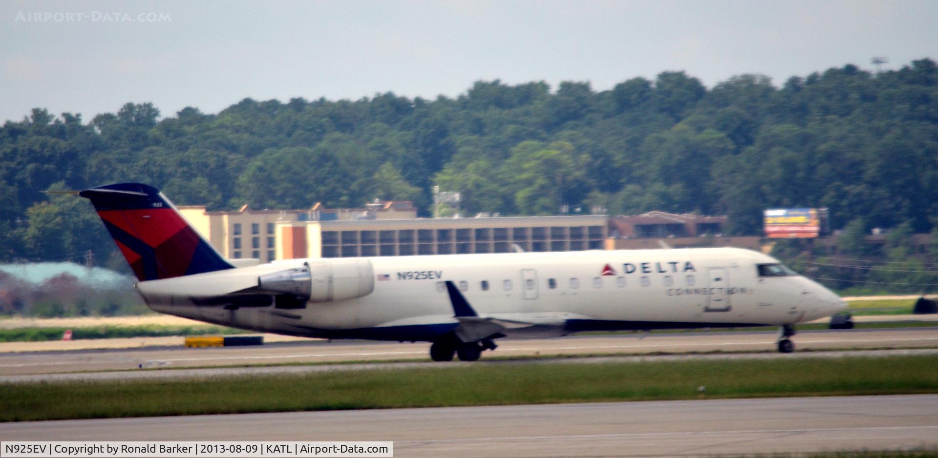 N925EV, 2003 Bombardier CRJ-200ER (CL-600-2B19) C/N 7831, Taxi Atlanta