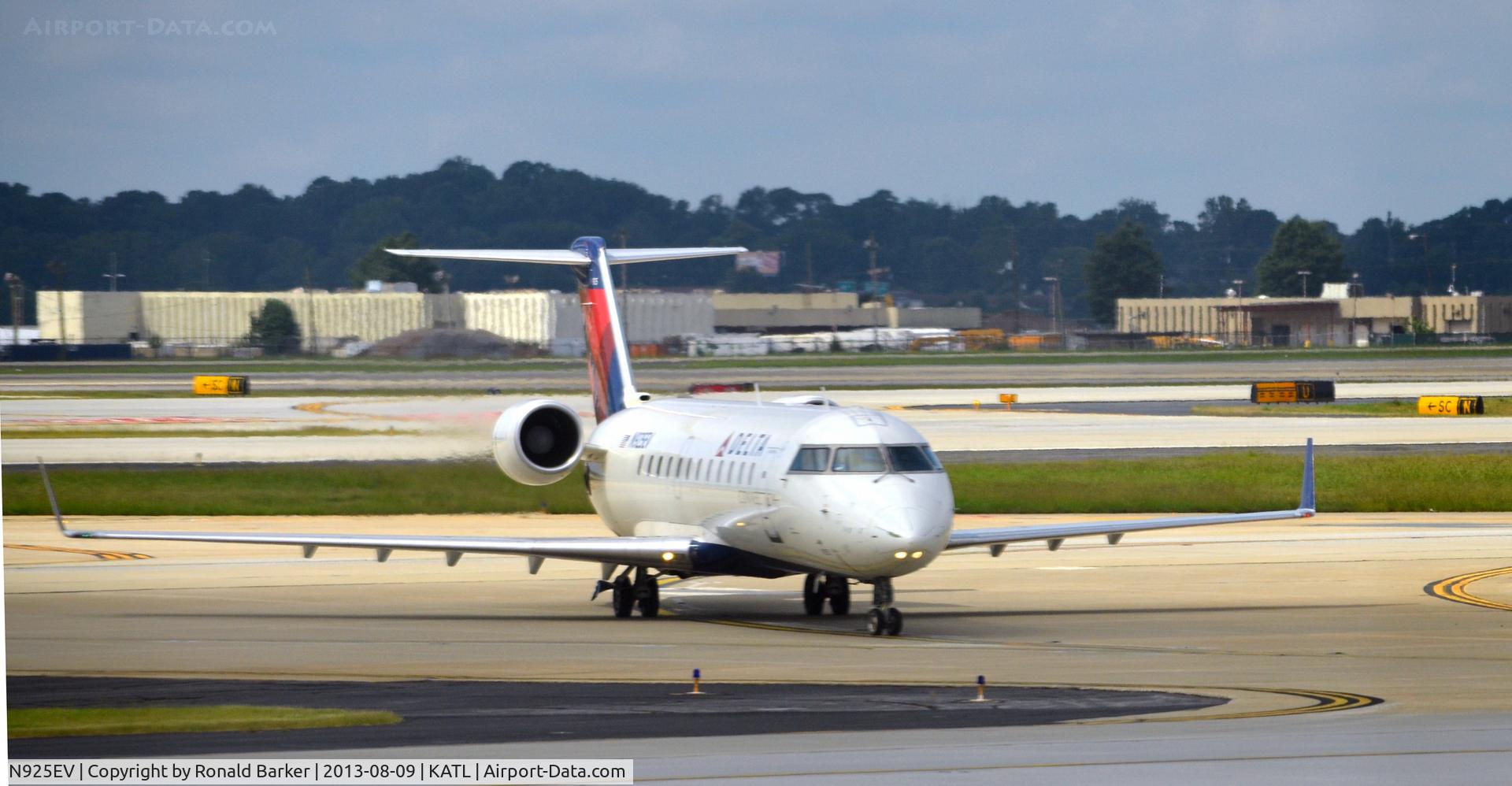 N925EV, 2003 Bombardier CRJ-200ER (CL-600-2B19) C/N 7831, Taxi Atlanta
